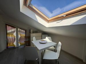 a room with a table and chairs and a skylight at B&B Residenza Leonardo in Falconara Marittima