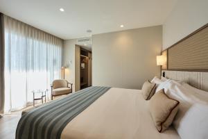 a bedroom with a large bed in a room at Catalonia Barcelona Beach in Barcelona