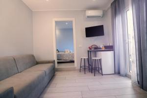 a living room with a couch and a table and a kitchen at La casa di Penelope in Catania