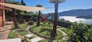 ein Resort mit Blick auf das Meer und Palmen in der Unterkunft Villa Razeto in Zoagli