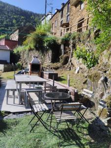 a picnic table and chairs in front of a building at Cantinho Casal do Rei in Seia