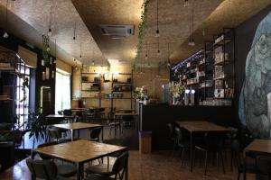 ein Restaurant mit Tischen und Stühlen und einer Bar in der Unterkunft Sa Spillunca Experience in Làconi