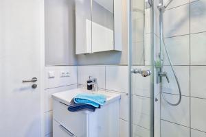 a bathroom with a sink and a shower at Sali Homes - Wahnfried No 1 City Apartment Balcony in Bayreuth