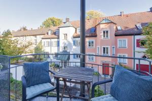 a balcony with a table and chairs and buildings at Sali Homes - Wahnfried No 1 City Apartment Balcony in Bayreuth