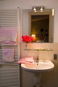 W łazience znajduje się umywalka i lustro. w obiekcie Hotel Main Street w mieście Cerasolo
