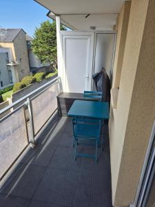 a blue table and two chairs on a balcony at Studio avec balcon, 4 personnes in Quiberon