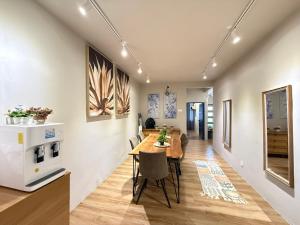 a kitchen and dining room with a table and chairs at Mujito5 15Pax 3BR NearTC, DinosaurLand, PS4 Netflix in Kuantan