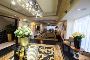 a lobby with a table with flowers on it at AlAshrafia Smart Residence in Cairo