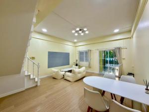 a living room with a white table and chairs at Caesar's Corner 3 Bedroom House in Ban Lak Roi
