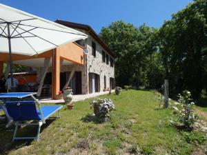 a yard with a chair and an umbrella and a building at Scappo in Umbria, Casale Rusinè in Narni +38 photos