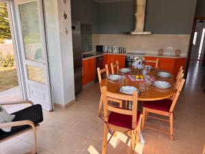a kitchen with a wooden table with chairs and a dining room at Casa Frutales - Landhaus mit Garten nahe Strand und Finisterre in Fisterra