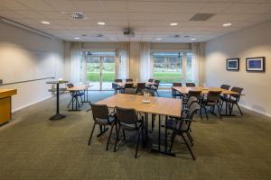 ein Konferenzraum mit Holztischen und Stühlen in der Unterkunft Scandic Kolding in Kolding