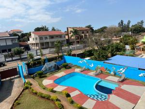 an overhead view of a swimming pool at a resort at Acomodações e Serviços TR in Maputo