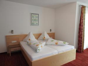 Letto o letti in una camera di Hotel Alpenfrieden