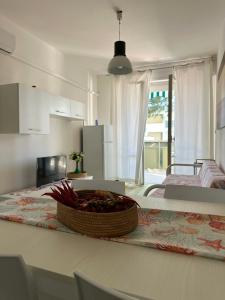 a kitchen with a bowl of fruit on a counter at CORALLO 31 con Piscina in Lido delle Nazioni