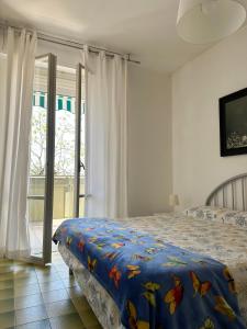 a bedroom with a bed and a sliding glass door at CORALLO 31 con Piscina in Lido delle Nazioni