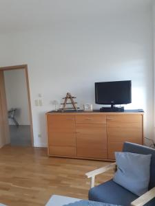 a living room with a tv on top of a dresser at Erholung am Deich in Kollmar