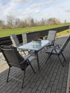 a blue table and chairs on a patio at Erholung am Deich in Kollmar