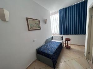 a small bedroom with a bed and a window at La Conchiglia in Sperlonga