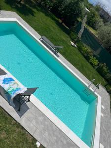 an overhead view of a swimming pool with a chair next to it at Villetta di Laura in Villa San Leonardo