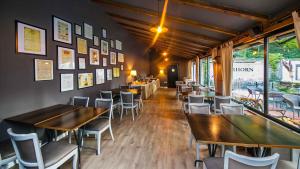 Restauracja lub miejsce do jedzenia w obiekcie Hotel Jägerhorn