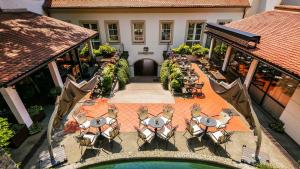 z widokiem na patio ze stołami i krzesłami w obiekcie Hotel Jägerhorn w Zagrzebiu