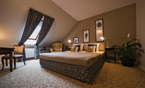 sypialnia z łóżkiem, biurkiem i pianinem w obiekcie Hotel Jägerhorn w Zagrzebiu