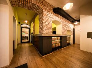 Duży pokój z ceglaną ścianą i biblioteką w obiekcie Hotel Jägerhorn w Zagrzebiu
