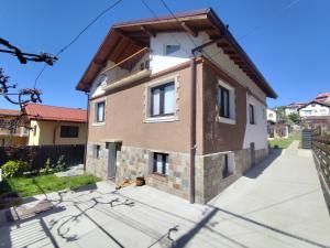 a house in the middle of a driveway at "Goritsa" Guest House , Къща за Гости "Горица" in Ovchartsi