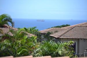 vista sull'oceano dai tetti delle case di The Villa Umhlanga a Durban