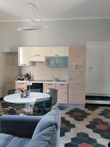 a living room with a table and a kitchen at Relais Real Collegio in Noli