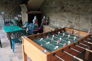 een groot tafelvoetbalspel in een kamer bij Casa Entrenidos in Mudá