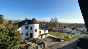 an aerial view of a white house at Apartment 98 - 2 Schlafzimmer, Balkon & Vogelsbergblick in Hungen