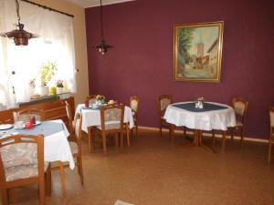 Ein Restaurant oder anderes Speiselokal in der Unterkunft Hotel Garni am Heuberg 