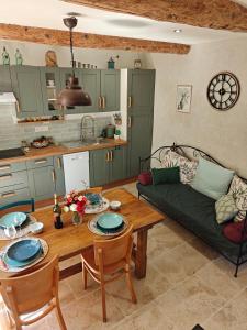 a living room with a table and a couch at entre vignes et canal in Azille