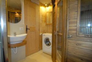 een badkamer met wastafel en wasmachine bij Piolet Panoramic Apartments in Breuil-Cervinia +38 foto's