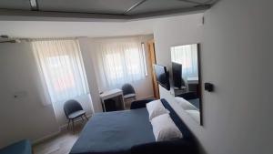 ein Schlafzimmer mit einem Bett und einem Spiegel in der Unterkunft Hotel Everest Arco in Arco