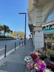 a store with flowers on the side of a street at Dolce Vita à Nice in Nice