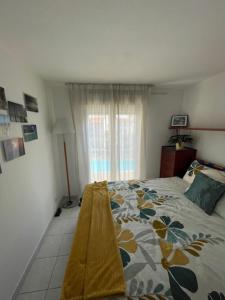 a bedroom with a bed and a window at Dolce Vita à Nice in Nice