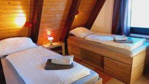 a room with two beds with hats on them at Ferienhaus Ankerplatz Twielenfleth im Feriendorf Altes Land in Hollern-Twielenfleth