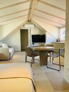 ein Zimmer mit zwei Betten und einem Tisch mit Stühlen in der Unterkunft Casa Maja in Vis