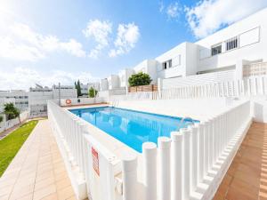 a swimming pool in front of a white building at Apartamento Luna en Conil in Conil de la Frontera