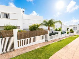a white picket fence in front of a white house at Apartamento Luna en Conil in Conil de la Frontera