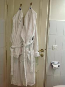 un paquet de serviettes blanches suspendues sur une porte dans l'établissement Charming Geneva, à Genève