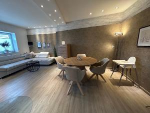 a living room with a table and chairs and a couch at Auszeit nahe Freizeitpark in Grethem