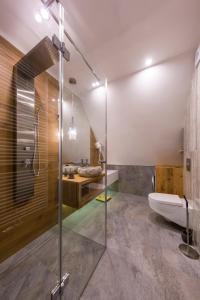 ザコパネにあるudanypobyt Apartament Studio Lovely SPAのバスルーム(シャワー、トイレ、シンク付)