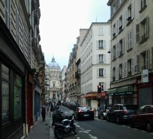 パリにあるLuxembourg Apartmentの路脇に車を停めた街道
