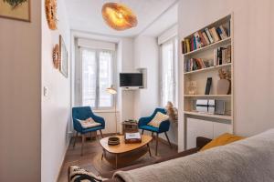 a living room with a couch and chairs and a table at Appartement Centre Cauterets Calme, Confort, wifi et linge de maison inclus in Cauterets