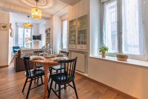 a dining room and living room with a table and chairs at Appartement Centre Cauterets Calme, Confort, wifi et linge de maison inclus in Cauterets
