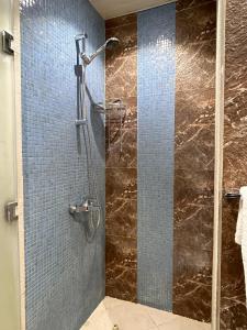 a bathroom with a shower with a glass door at بيت لمار 3 للشقق المخدومه in Riyadh +24 photos